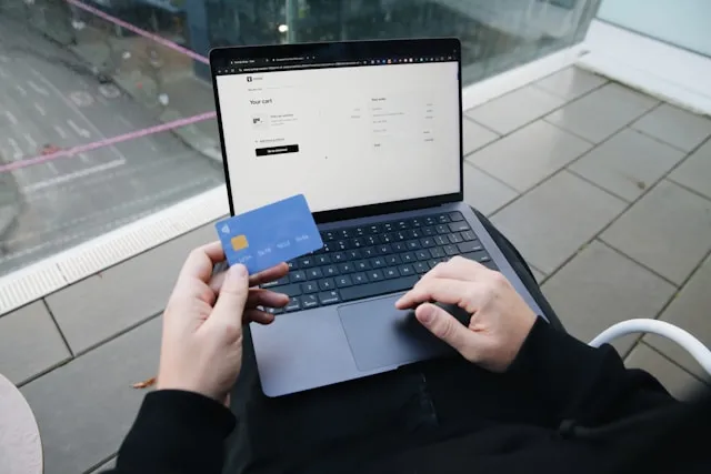 Jak czytać opisy produktów w internetowym sklepie meblowym online, by nie dać się zmylić?