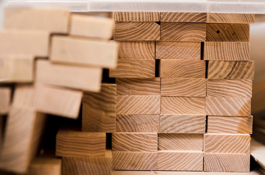 Dlaczego terminowość, którą zapewnia producent drewna klejonego, bywa kluczowa dla harmonogramu budowy?